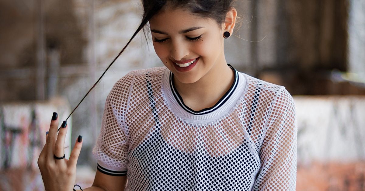 Kvinde i mesh trøje